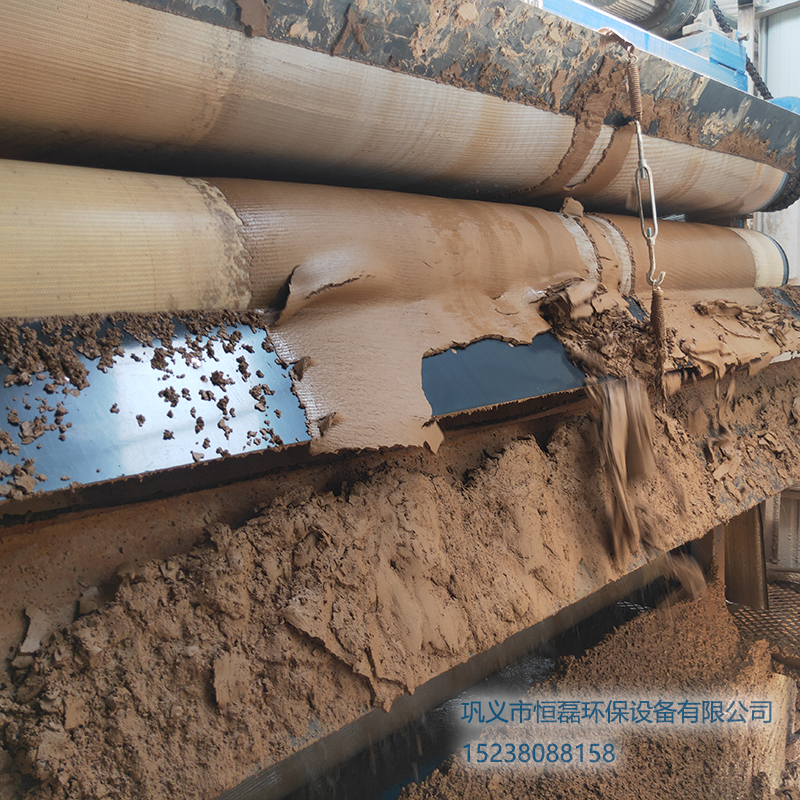 邀您欣賞恒磊帶式壓濾機(jī)污泥脫水處理后的泥餅效果！